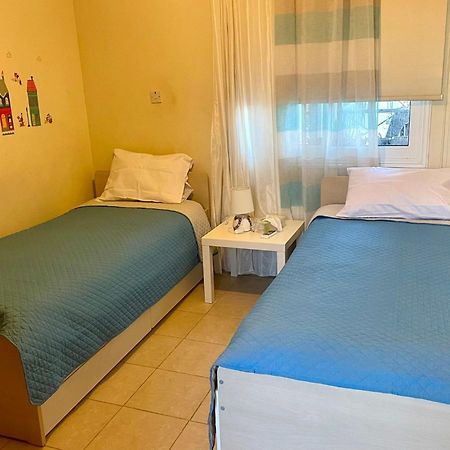 Bed and breakfast Charming Oroklini Penthouse With Ocean Views And Private Parking Extérieur photo