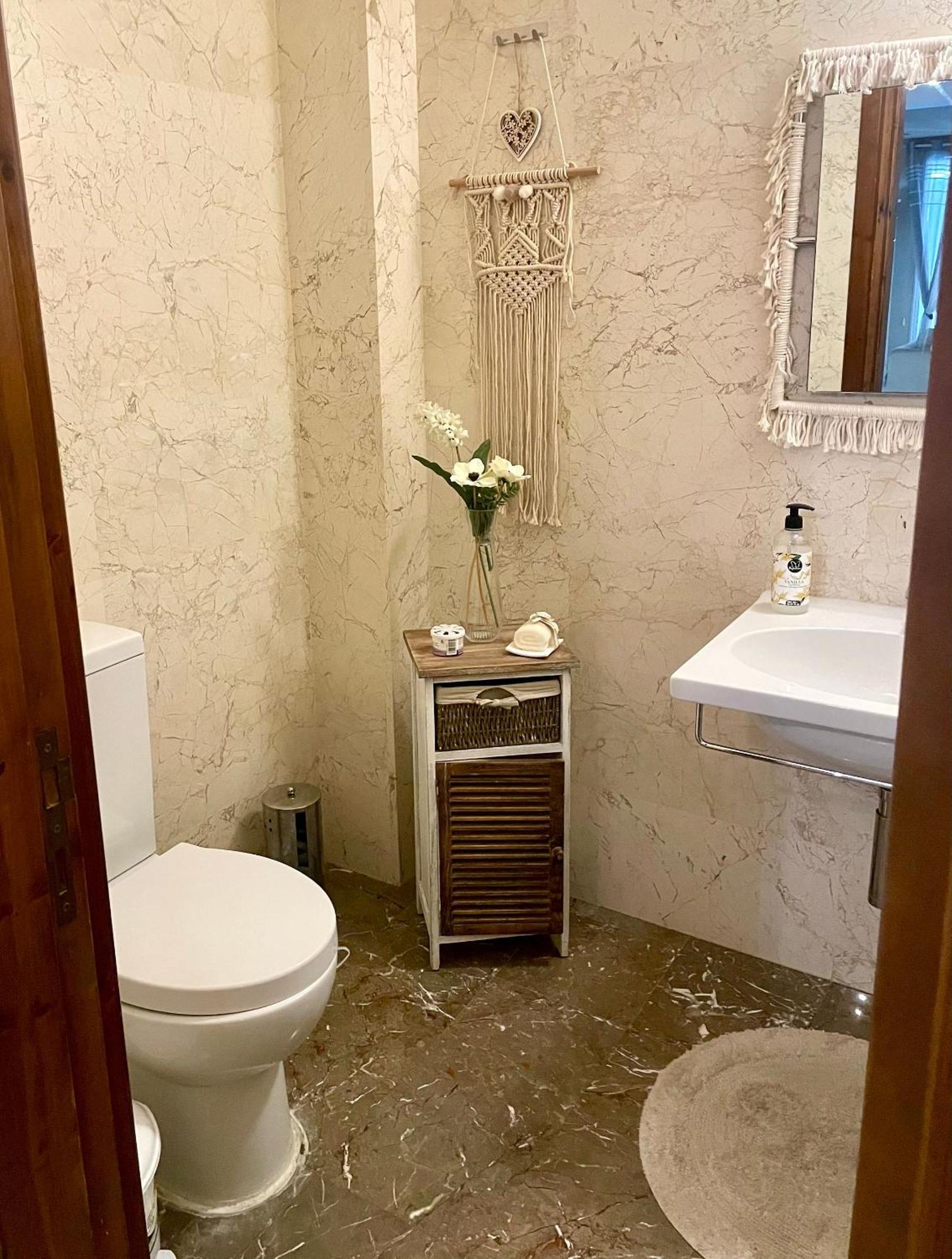 Bed and breakfast Charming Oroklini Penthouse With Ocean Views And Private Parking Extérieur photo